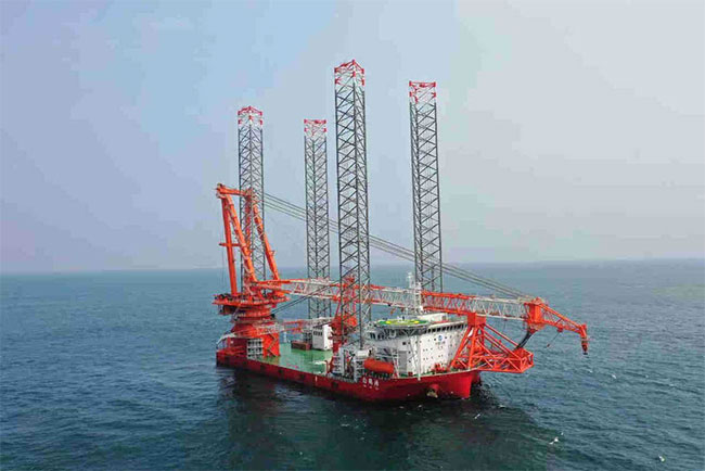 Platform installs wind power offshore